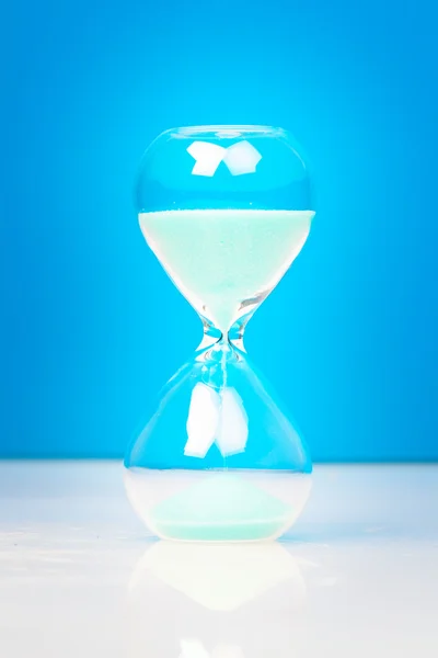 Reloj de arena azul — Foto de Stock