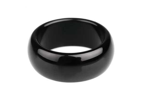 Bague obsidienne noir jais sur blanc — Photo