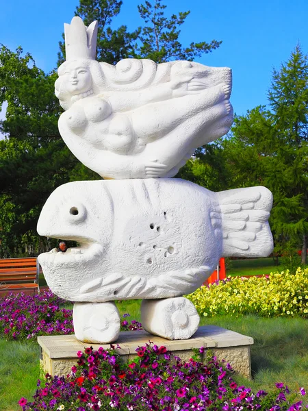 Современная скульптура русалки в Павлодаре — стоковое фото
