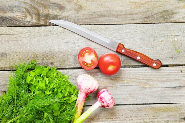 Овочі, зелень і ніж — стокове фото