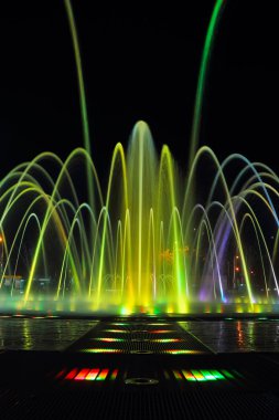 Geceleri renkli aydınlatmaları ile Çeşme