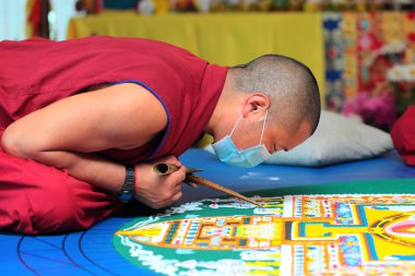 Mandala renkli kum üzerinden inşa tibetian rahipler