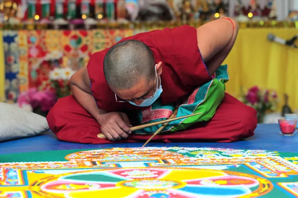 Mandala renkli kum üzerinden inşa tibetian rahipler
