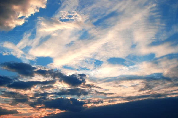 bulutlar ve gökyüzü