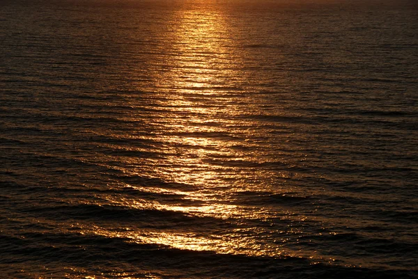 Ondas e raios de um sol na extensão do mar — Fotografia de Stock