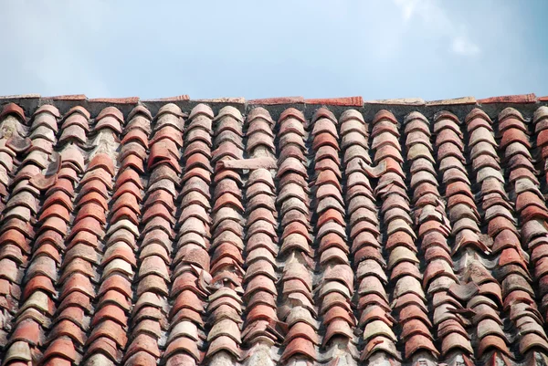 Azulejos no telhado — Fotografia de Stock