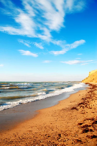 Klei berg in de zee op de blauwe hemel — Stockfoto