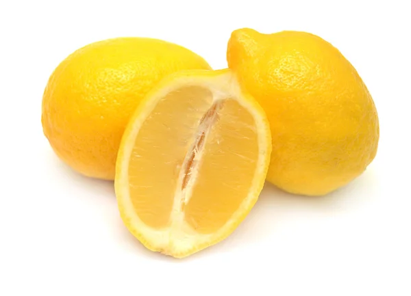 Citroner på vit bakgrund — Stockfoto