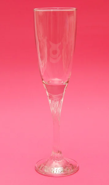 Винное стекло на розовом фоне — стоковое фото