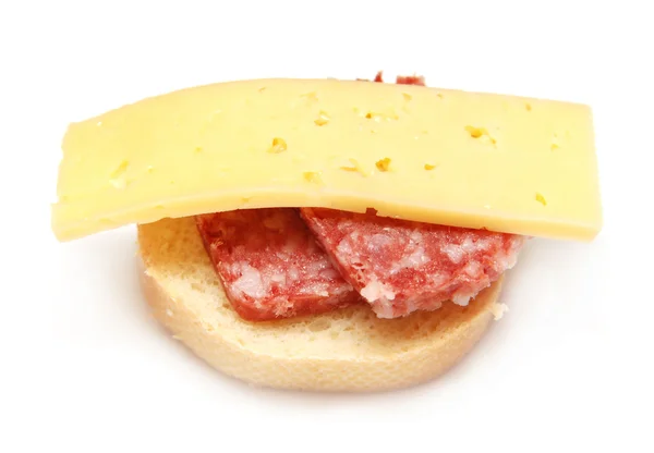 Сэндвич с сыром и колбасой — стоковое фото