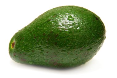 beyaz arkaplanda avokado