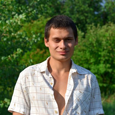Yakışıklı genç adam.