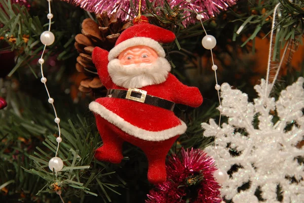 Christmas santa claus toy op de kerstboom — Stockfoto