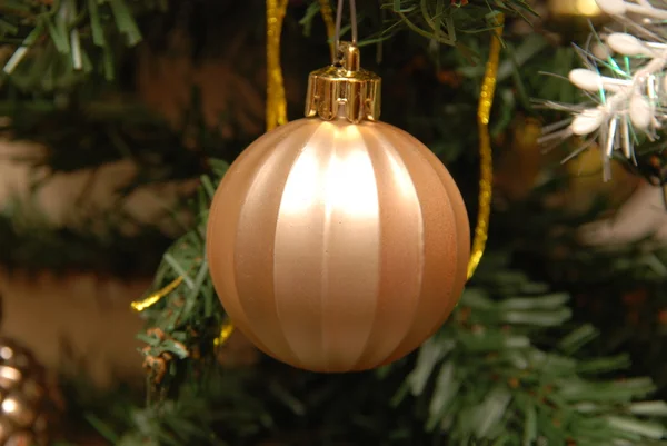 Bola de Navidad en el árbol de Navidad — Foto de Stock