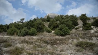 bir bulutlu gökyüzü mavi zemin üzerine dağlar