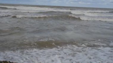 azgın Denizi, dalgalar ve mavi gökyüzü