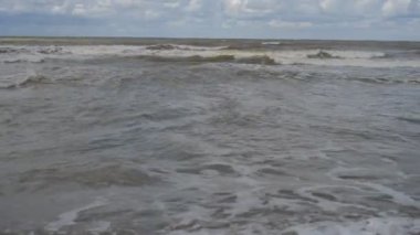 azgın Denizi, dalgalar ve mavi gökyüzü