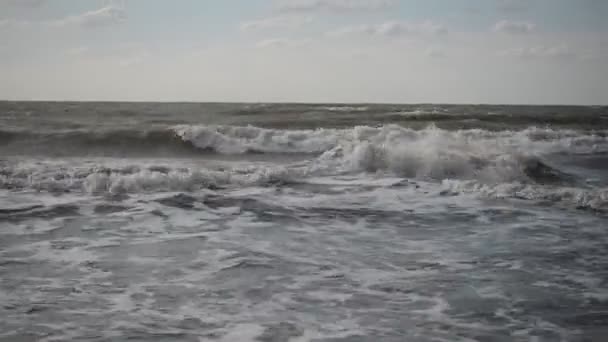 The raging sea, the waves and the blue sky — Stock Video