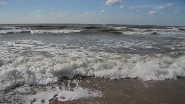 La mer déchaînée, les vagues et le ciel bleu 
