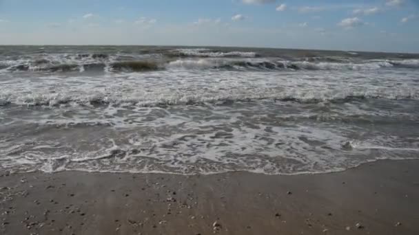 汹涌的大海、 波浪和蓝蓝的天空 — 图库视频影像