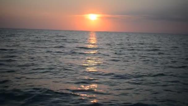 Krásný západ slunce na pláži — Stock video