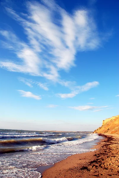 Montaña de arcilla y mar — Foto de Stock