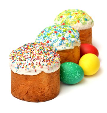 dekore edilmiş yumurtalı Paskalya kek 