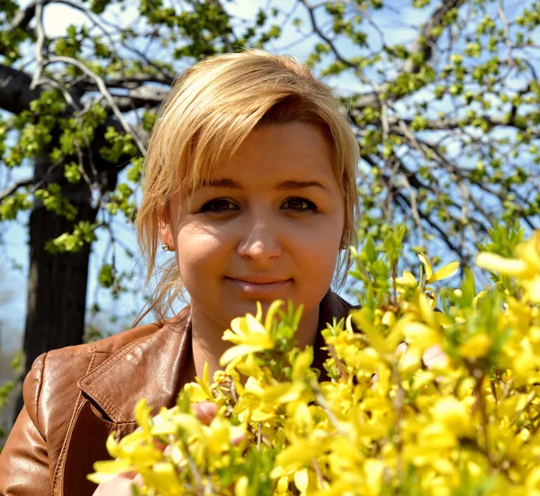 Fröhliches junges Mädchen — Stockfoto