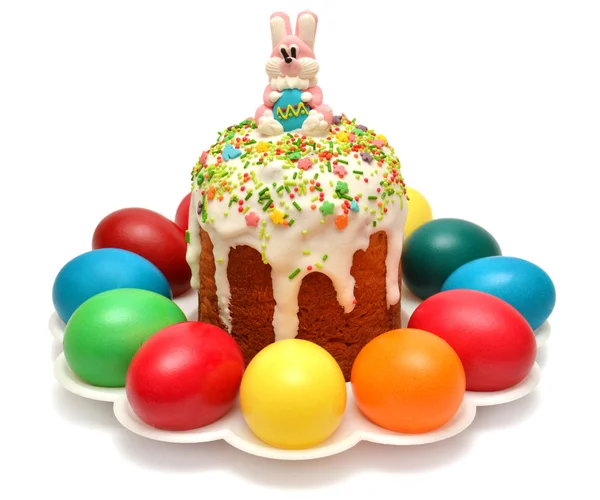 Paskalya yumurta ile süslenmiş bir tabakta 