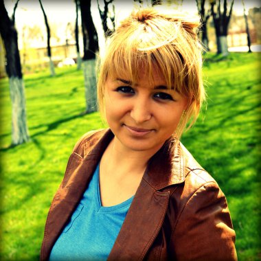 Neşeli genç kız