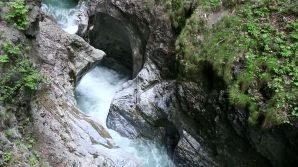 De gorge liechtensteinklamm met stream en watervallen in Oostenrijk. — Stockvideo