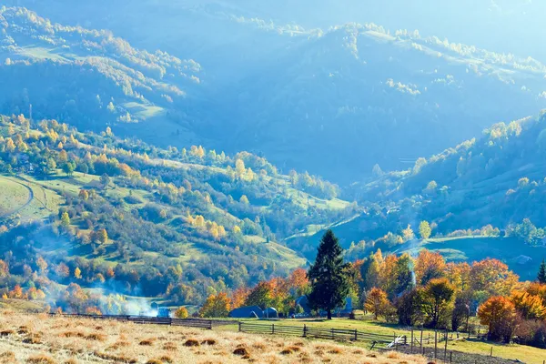 Autumn mountain village (Carpathian, Ukraine). — Stock Photo, Image