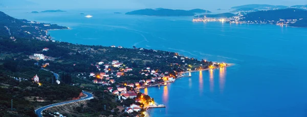 Natt sommar kustlinje och byn på havsstranden (Peljesac penin — Stockfoto