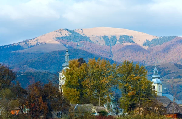 Autunno nebbioso villaggio di montagna — Foto Stock