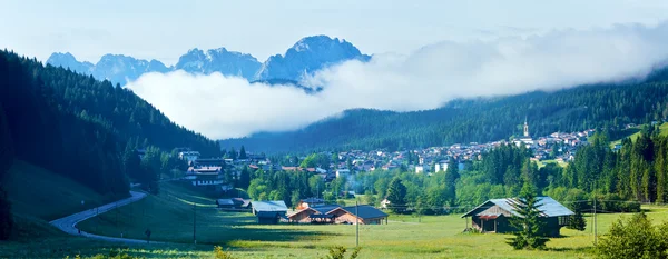 Włoskie Dolomity latem i wieś — Zdjęcie stockowe