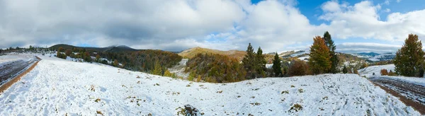 与第一次冬季雪 10 月喀尔巴阡山全景 — 图库照片