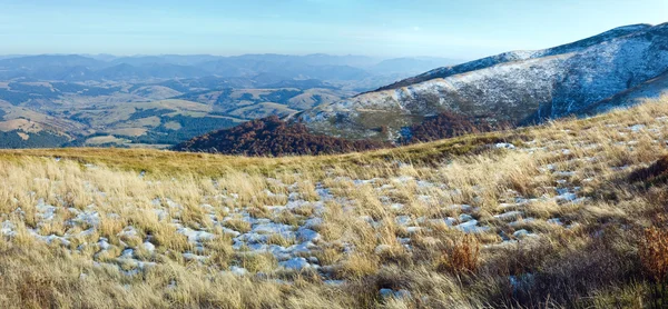 Prima neve invernale in montagna autunnale — Foto Stock