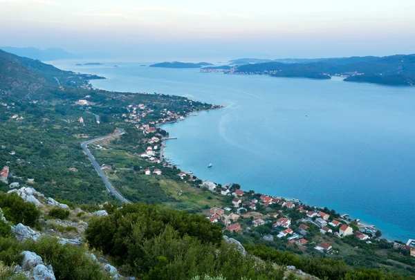 Tramonto sul mare e villaggio sulla spiaggia (penisola di Peljesac, Croato — Foto Stock