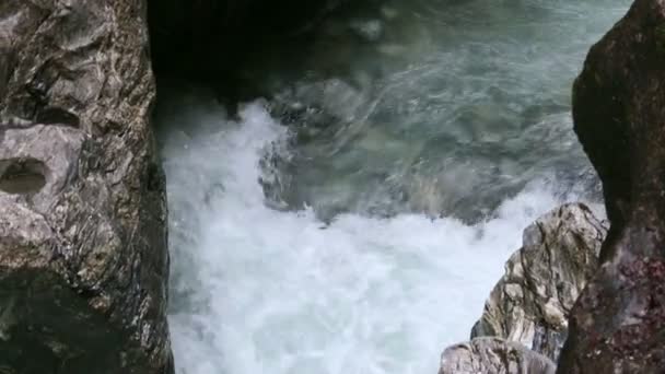 De gorge liechtensteinklamm met stream en watervallen in Oostenrijk. — Stockvideo