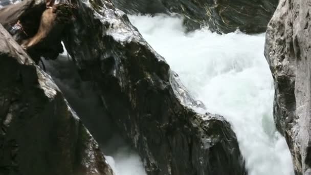 De gorge liechtensteinklamm met stream en watervallen in Oostenrijk. — Stockvideo