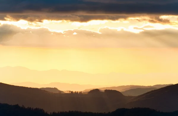 Outono à noite paisagem de montanha — Fotografia de Stock