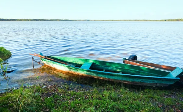 Boat near the summer lake shore — Stock Photo, Image