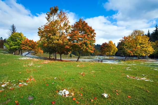 Eerste winter sneeuw en herfst kleurrijke gebladerte in de buurt van berg roa — Stockfoto