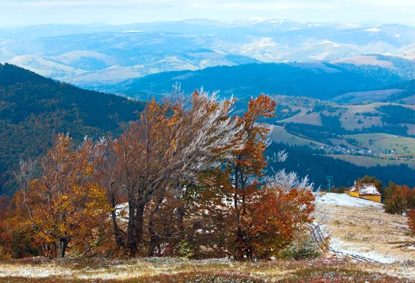 Première neige d'hiver et feuillage coloré d'automne en montagne — Photo