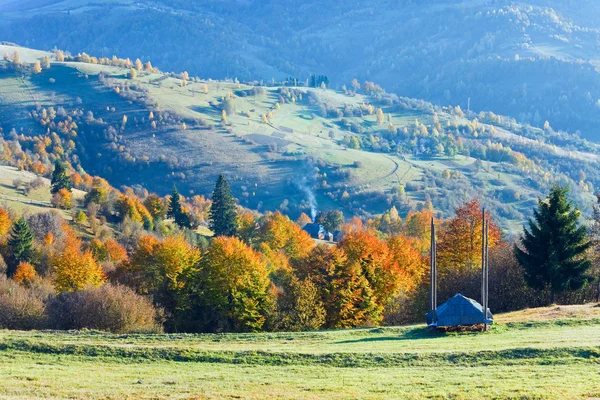 Otoño pueblo de montaña (Cárpatos, Ucrania ). — Foto de Stock