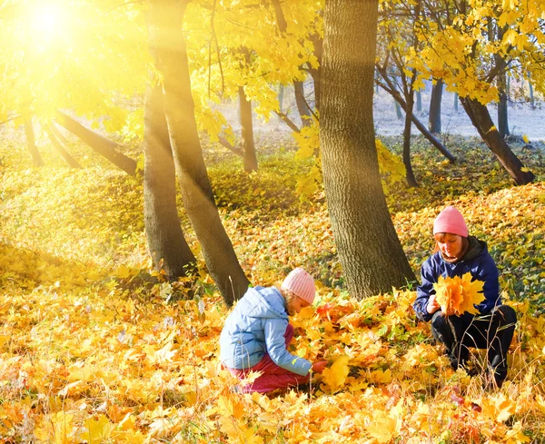 Famille dans le parc d'érable d'automne — Photo