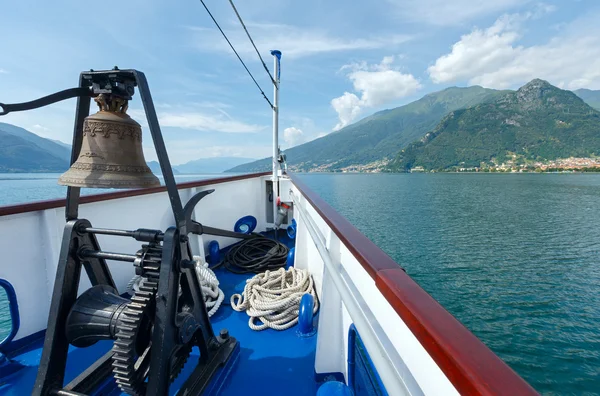 Het Comomeer (Italië) uitzicht vanaf schip — Stockfoto
