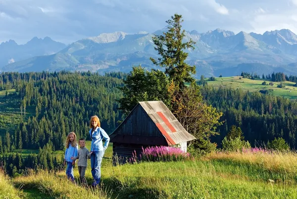 Summer mountain village outskirts and family to walk — Stock Photo, Image