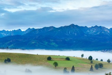 gündoğumu ve yaz dağ ülke görünümü