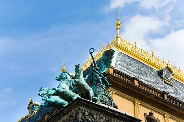 Tres carros de caballos en el Teatro Nacional de Praga (República Checa) ) —  Fotos de Stock